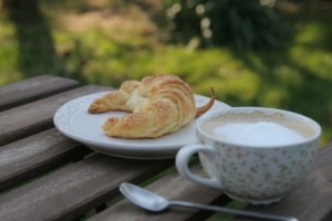 Kaffee mit Croissant
