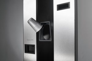 Im Detail: Der Bechereinwurf.